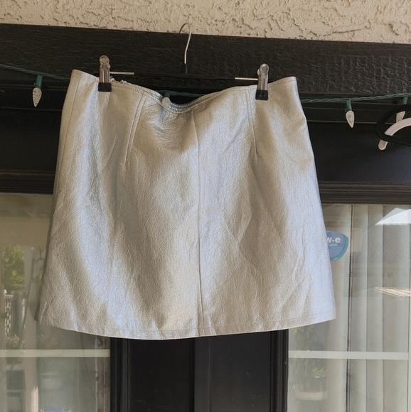 CARMAR MATELIC SILVER SKIRT - Picture 5 of 6